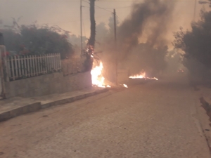 Καίγεται η Κινέττα <br> Εκκενώνονται τα <br> σπίτια (βίντεο)