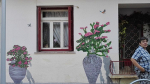 Κρητικιά γέμισε με υπέροχες <br> ζωγραφιές τον δρόμο <br> του σπιτιού της (εικόνες)