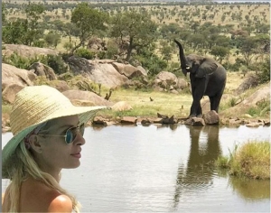Η Ελένη Μενεγάκη <br> και ο ελέφαντας <br> στο σαφάρι (εικόνα)