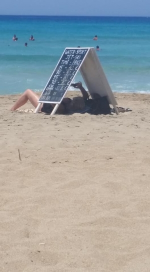 Η τουρίστρια βρήκε <br> την ιδανική σκιά <br> στην παραλία (εικόνα)