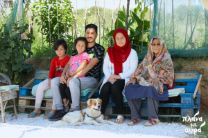 Η οικογένεια προσφύγων <br> που υιοθέτησε <br> αδέσποτο σκυλάκι