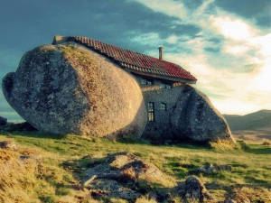 Το απίστευτο σπίτι του  πλανήτη, χτισμένο μέσα  σε βράχους! (εικόνες)