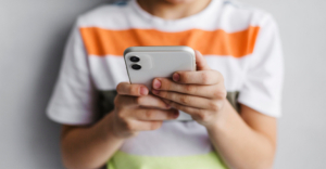 Επιστημονική έρευνα  Οι οθόνες των κινητών  ''καταπίνουν'' τα παιδιά