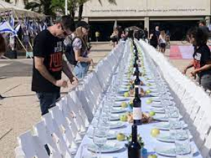 Στο Ισραήλ έστρωσαν <br> τραπέζι με 203 άδειες <br> καρέκλες, όσοι οι όμηροι
