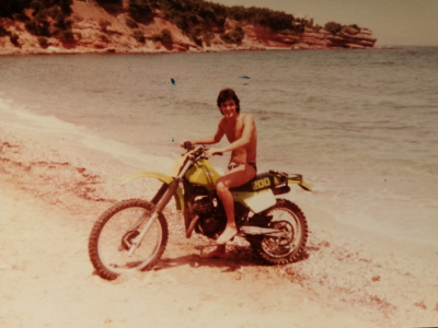 Κόκκινο Λιμανάκι 1983 <br> Όταν κατέβηκε μότο <br> κρος στην παραλία!