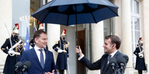 Ο Μακρόν κρατάει την <br> ομπρέλα στον Σλοβάκο <br> πρωθυπουργό (video)