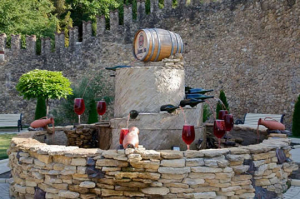 Το μοναδικό χωριό κελάρι  στον πλανήτη με τα  2.000.000 κρασιά (εικόνες)