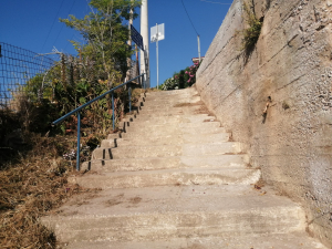 Λαμπίκο οι σκάλες <br> προς την παραλία <br> Κόκκινο Λιμανάκι