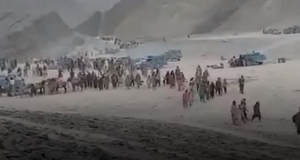 Καραβάνια Αφγανών  φεύγουν μέσω της  ερήμου! (εικόνα)