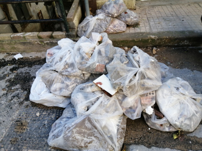 Αθήνα Γκύζη <br> Κατέβασαν στο δρόμο <br> 20 σακούλες μπάζα (εικόνα)
