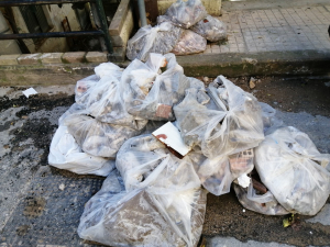 Αθήνα Γκύζη  Κατέβασαν στο δρόμο  20 σακούλες μπάζα (εικόνα)