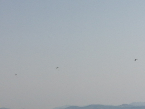 Ραφήνα Τρία τεράστια <br> πυροσβεστικά ελικόπτερα <br> στον ουρανό (εικόνα)
