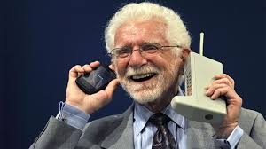 Η πρώτη κλήση από κινητό <br> τηλέφωνο έγινε το 1973 <br> από αυτόν τον κύριο!