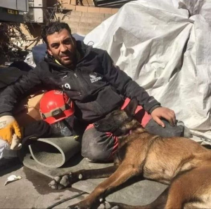 Η ηρωίδα σκυλίτσα  Σιλάν ξεκουράζεται στα  πόδια του διασώστη