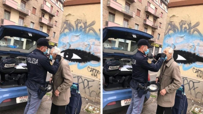 Αστυνομικός βοηθά <br> ηλικιωμένο να φορέσει <br> τη μάσκα του (pic)