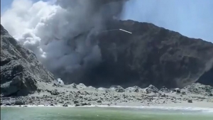 Πάνω από 25 <br> οι νεκροί από την <br> έκρηξη του ηφαιστείου