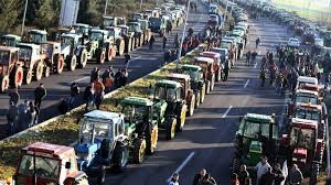 ''Κόβουν'' στα δύο  την Ελλάδα  οι αγρότες