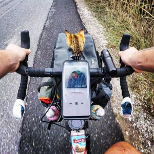 Ο Σκωτσέζος ποδηλάτης <br> ταξιδεύει στον κόσμο <br> με το γατάκι του