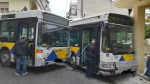 11 τραυματίες σε <br> σύγκρουση δύο <br> αστικών λεωφορείων