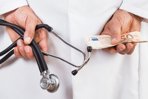Συνελήφθη ''φακελάκιας''  γιατρός Ζήτησε 500  ευρώ από έγκυο
