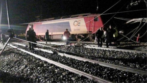Εκτροχιάστηκε βαγόνι <br> τραίνου στη Χαλκίδα <br> από πτώση βράχων