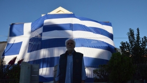 Αντιδήμαρχος κάλυψε <br> το σπίτι του με την <br> ελληνική σημαία (εικόνα)
