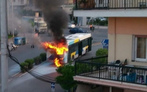 Αστικό λεωφορείο <br> με επιβάτες πήρε <br> φωτιά εν κινήσει!
