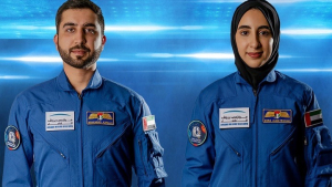 Γυναίκα αστροναύτης <br> με διαστημική <br> στολή με χιτζάμ