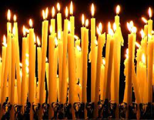 Πιστή άναψε 58 κεριά σε <br> ένα μανουάλι Παρ <br> ολίγον φωτιά στην Εκκλησία