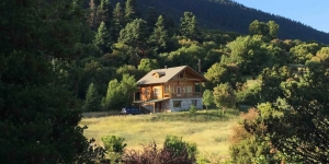 Το μαγικό ξύλινο <br> σπίτι σε Ελληνικό <br> δάσος (εικόνες)