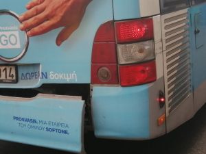 Αθήνα Λεωφορείο με <br>  τον προφυλακτήρα <br> στον αέρα! (εικόνα)
