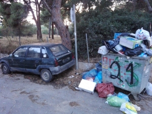 Άφησαν παλιό <br> αυτοκίνητο σε κάδο <br> στο Ζούμπερι! (εικόνα)