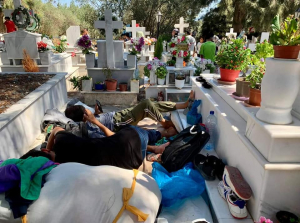 Μυτιλήνη ώρα μηδέν! <br> Μετανάστες κοιμούνται <br> μέσα σε τάφους!