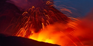 Εκτοξεύει λάβα <br> το ηφαίστειο <br> της Αίτνας