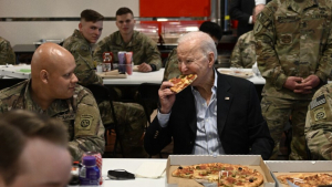 Ο Τζο Μπάιντεν έφαγε <br> πίτσα μαζί με <br> Αμερικανούς στρατιώτες