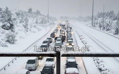 Κυβέρνηση σε ΣΥΡΙΖΑ: <br> Το 2017 αφήσατε οδηγούς <br> 8 ώρες στα χιόνια