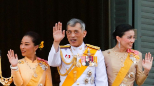 Ο βασιλιάς της <br> Ταυλάνδης έκανε 2η <br> βασίλισσα την ερωμένη του