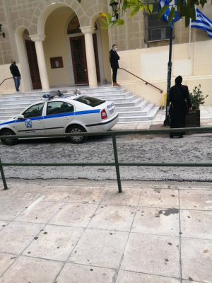 Περιπολικό και αστυνομικοί  ''φρουρούν'' τον Άγιο  Ελευθέριο Γκύζη (εικόνα)