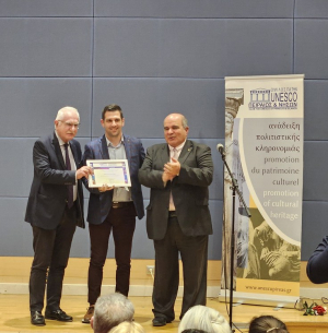 Ραφήνα Το βραβείο <br> που πήρε από την <br> Unesco ο Δ. Δελτσίδης