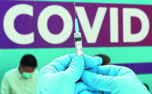 Διερευνώνται 21 θάνατοι <br> και 1.600 αναφορές για <br> παρενέργειες του εμβολίου