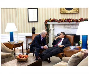 Τρεις εμβληματικές εικόνες <br> του Μπάρακ Ομπάμα <br> με τον Τζο Μπάιντεν