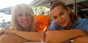 Ευγενία και Μελίνα <br> Ραφήνα κι ένα <br> ποτήρι κρασί (εικόνα)