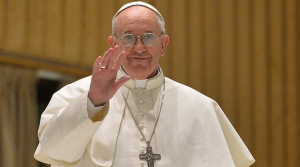 Ο Πάπας ευλόγησε τους  πιστούς από μπαλκόνι  του νοσοκομείου