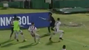 Ποδοσφαιριστής έκανε <br> σπαθί το σημαιάκι για <br> να προστατευτεί (βίντεο)
