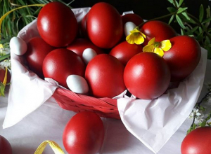 Μεγάλη Πέμπτη <br> Γιατί βάφουμε <br> κόκκινα τα αυγά