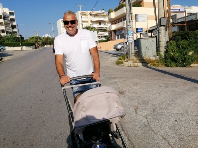 Ο παππούς Γιώργος <br> Χαχολάκης βόλτα με <br> το καρότσι! (εικόνα)