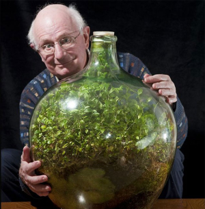 Ένα ζωντανό οικοσύστημα <br> σε μπουκάλι ζει επί <br> 62 χρόνια (video)