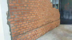 Αναρχικοί έχτισαν <br> παράνομο τοίχο μέσα <br> στο Μετσόβειο! (εικόνα)