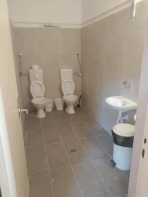 Η φωτογραφία viral <br> με τη διπλή τουαλέτα <br> στη Νέα Μάκρη (;)