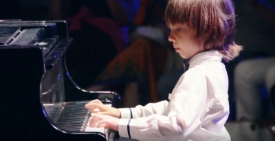Παγκόσμιο φαινόμενο <br> ο 6χρονος πιανίστας <br> από τη Νέα Μάκρη